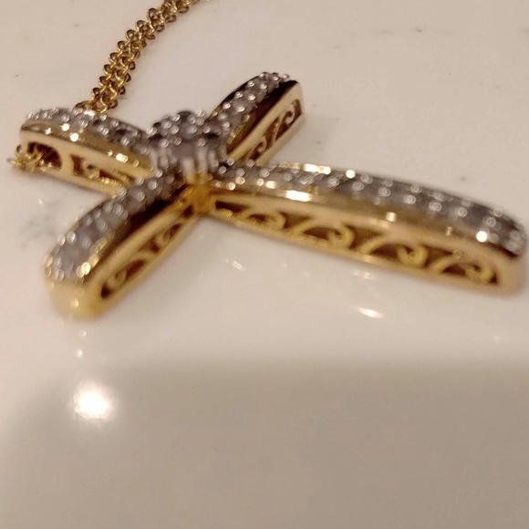1 CTTW Diamond Cross Pendant Yellow Gold - Picture 7 of 8